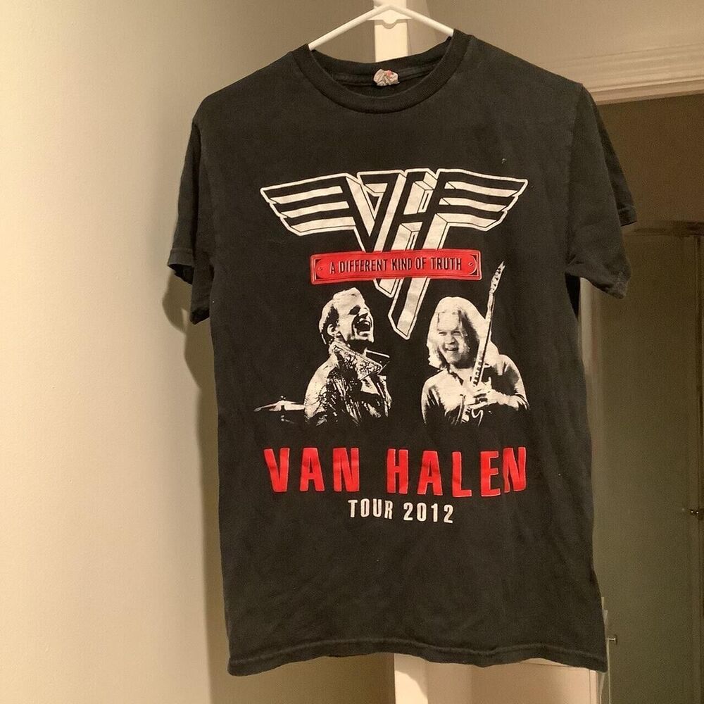 Band tour concert tee T-shirt size small s On December 26, 2011, the official...